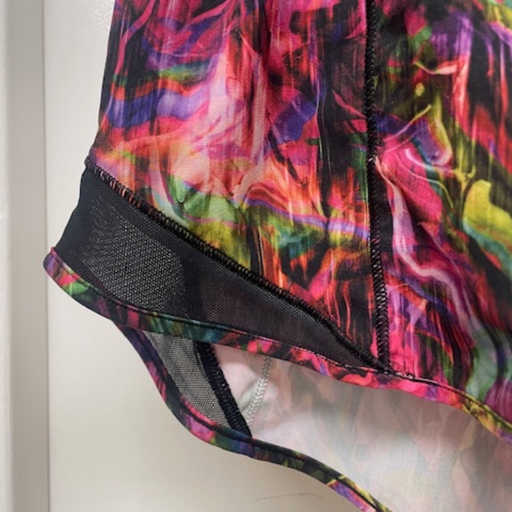 EUC Lululemon Hotty Hot High Rise Shorts 2.5" Hyper Flow - Picture 4 of 8